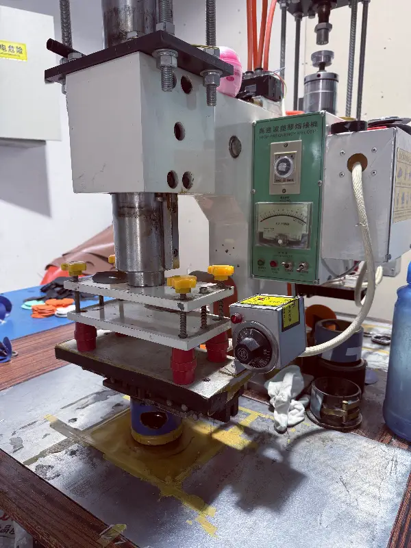 High-frequency welding machine welding D rings and other accessories